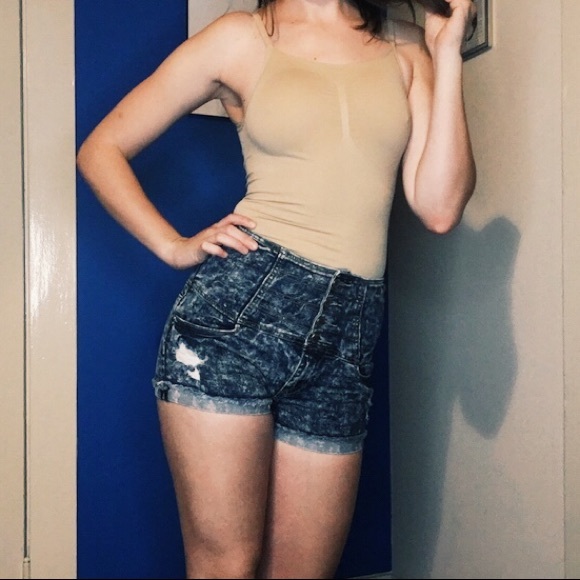 Fashion nova Carla acid wash high waisted shorts - Picture 3 of 7